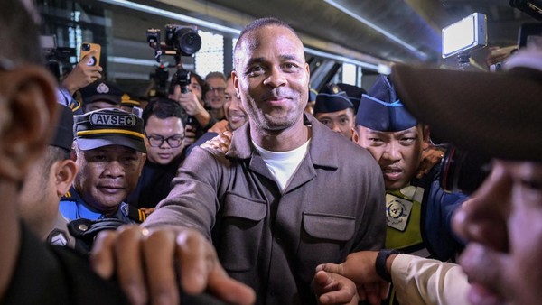 Patrick Kluivert tiba di Bandara Soekarno-Hatta, Sabtu (11/1/2025) malam, disambut hangat oleh para pendukung Timnas Indonesia yang antusias menyambut pelatih baru ini