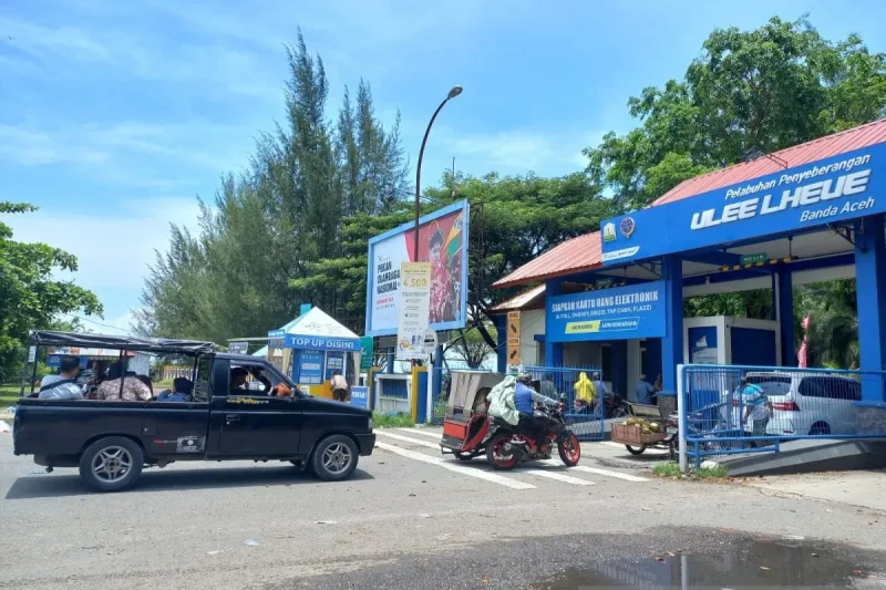 Suasana padat di Pelabuhan Ulee Lheu, Banda Aceh, saat arus wisatawan menuju Pulau Sabang meningkat pesat selama libur panjang Isra Mi'raj dan Imlek