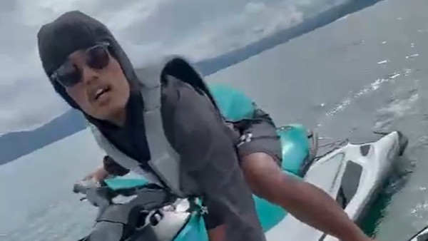 Jepri Rumahorbo (27), pelaku penganiayaan dan ancaman pembunuhan di perairan Danau Toba, tertangkap kamera saat mendekati korban dengan jetski sebelum melakukan aksi brutalnya