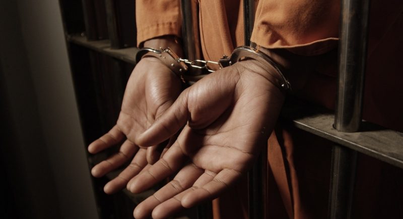 Di tengah sorotan tajam masyarakat, mantan Datok Penghulu Aceh Tamiang dihadapkan pada tuntutan hukum akibat dugaan korupsi dana desa. Tuntutan penjara selama 6 tahun menjadi simbol ketegasan dalam penegakan hukum terhadap penyalahgunaan wewenang, yang merugikan pembangunan masyarakat.