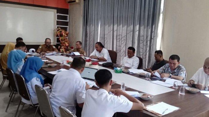 Rapat penting di DPRK Aceh Tamiang, di mana anggota dewan tengah membahas penolakan terhadap kebijakan BPJS Kesehatan yang hanya menanggung biaya pasien dalam kategori gawat darurat.