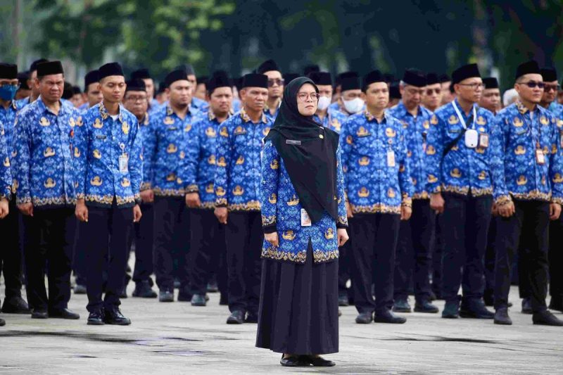 Sejumlah Pegawai Negeri Sipil (PNS) dari Badan Kepegawaian Negara (BKN) melakukan apel di halaman kantor. Dalam situasi anggaran yang dipangkas, mereka kini hanya diperbolehkan untuk masuk kantor tiga hari dalam seminggu.