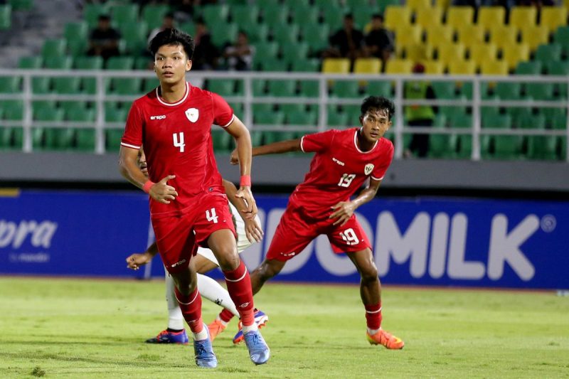 Dalam gambar ini, pemain tim nasional Indonesia terlihat beraksi di lapangan, menunjukkan semangat dan determinasi yang tinggi. Dengan pelatih Indra Sjafri di belakang layar, tim ini mempersiapkan diri secara matang untuk menghadapi tantangan di Piala Asia U20 2025.