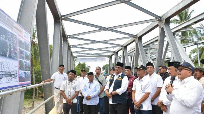 Dalam gambar ini, Pj Gubernur Aceh bersama para pejabat dan masyarakat setempat sedang meresmikan Jembatan Tutu Panyang. Acara ini menandai langkah signifikan dalam upaya mengurai kemacetan di Bireuen, terutama di kawasan Samalanga.