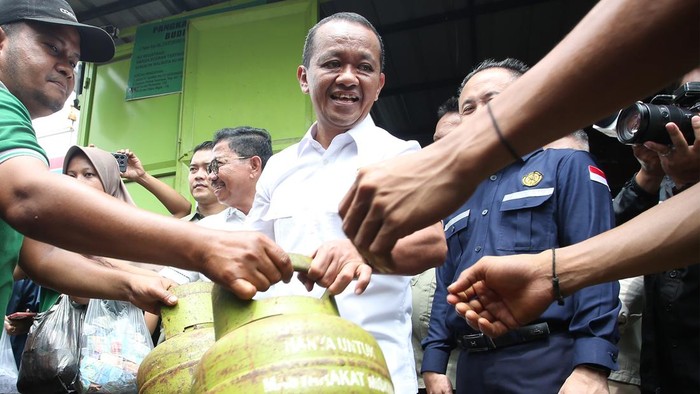 Dalam gambar ini, Menteri Investasi Bahlil Lahadalia terlihat berinteraksi langsung dengan masyarakat saat mendistribusikan tabung gas 3 kg.