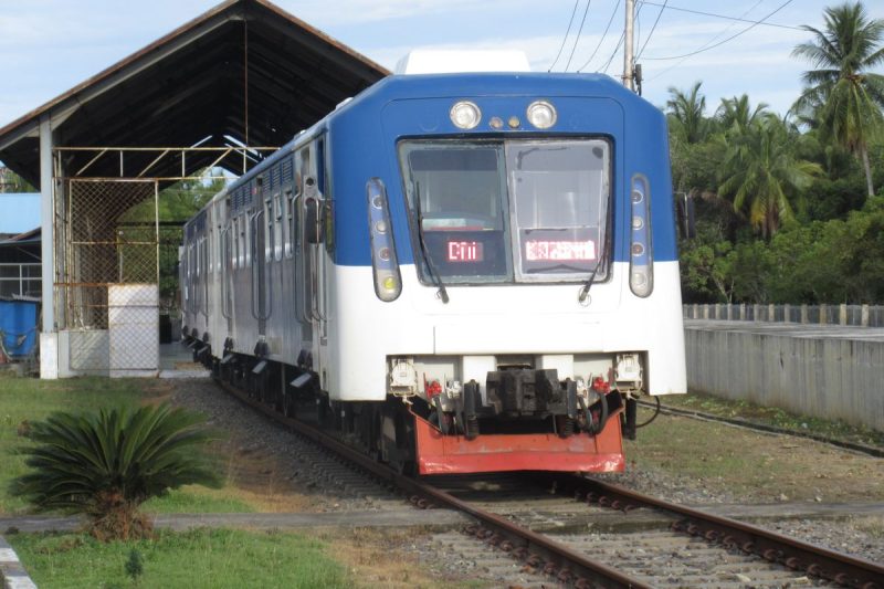 Dalam gambar ini, terlihat kereta KA Perintis yang baru diluncurkan, siap memberikan layanan transportasi yang efisien dan terjangkau bagi masyarakat Aceh. Dengan tarif hanya Rp 2.000, kereta ini menawarkan alternatif perjalanan yang praktis, menjadikan mobilitas lebih mudah dan cepat bagi para penumpang.