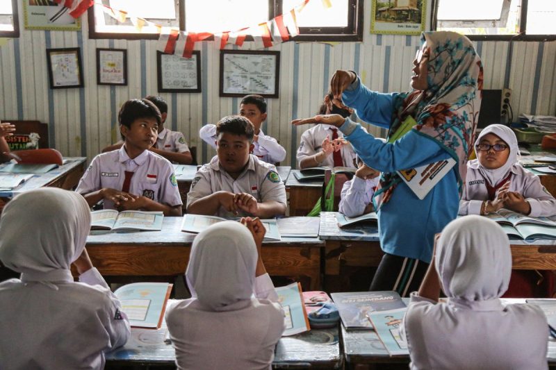 Di tengah tantangan efisiensi anggaran, Kemenag tetap menunjukkan komitmennya untuk pendidikan dengan menyalurkan tunjangan bagi guru non-PNS.
