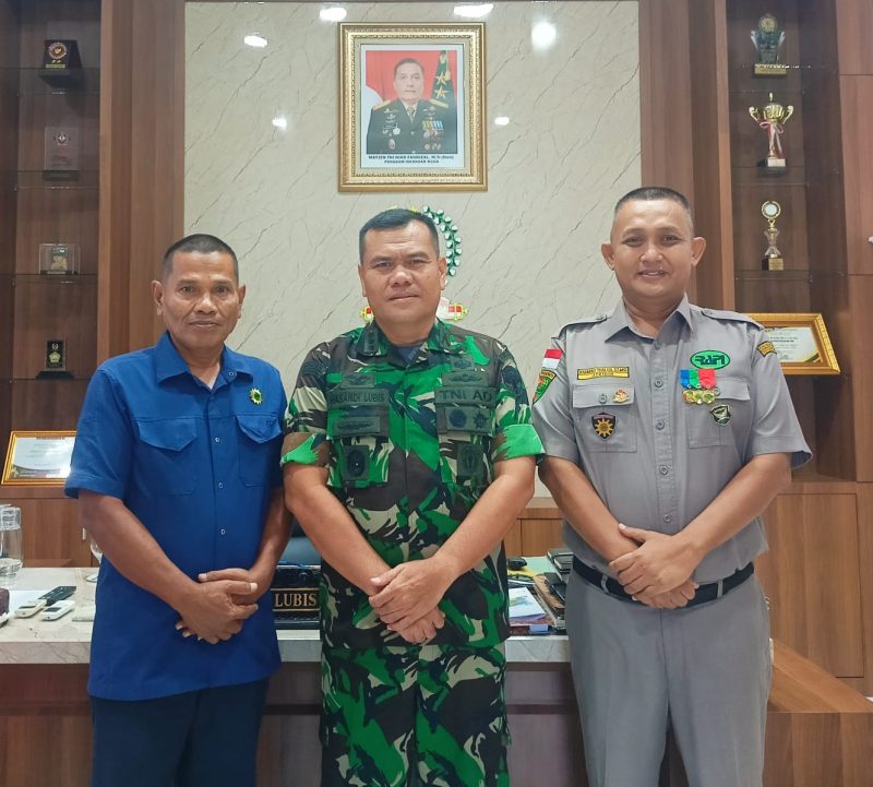 Keterangan Foto Kiri (Pur) Budi Edawar, selaku Dewan Penasehat dan Pembina Organisasi Daerah (DP2OD) RAPI Aceh. Tengah Komandan Rindam IM, Kolonel Inf Hasandi Lubis, S.I.P., M.M., M.Han. Kanan Ketua RAPI Aceh, Rahmat Thalib bertempat diruang kerja Rindam Iskandar Muda