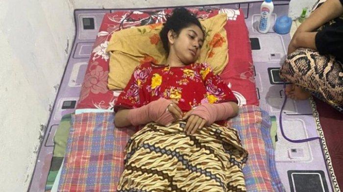 Masyura, mahasiswi sekaligus atlet tenis meja asal Aceh Timur, hanya bisa terbaring lemah di tempat tidur setelah mengalami kecelakaan tragis pada Oktober 2024.