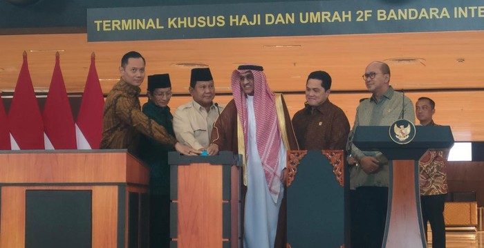 Presiden Prabowo Subianto menekan tombol sirine sebagai tanda peresmian Terminal Khusus Haji dan Umrah 2F di Bandara Soekarno-Hatta, Minggu (4/5/2025).