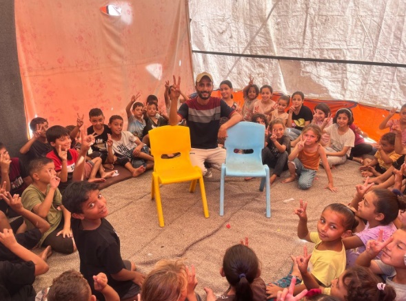 Berikut foto yang menangkap momen penuh makna dalam program Palestine Sports for Life (PS4L)—anak-anak di Gaza berkumpul dalam sesi olahraga yang juga sarat makna dukungan psikologis
