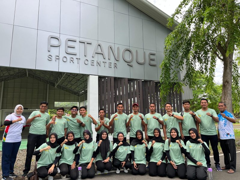 Tim Petanque Universitas Syiah Kuala (USK) berfoto bersama sebelum keberangkatan menuju POMDA Aceh 2025 di Universitas Teuku Umar (UTU) Meulaboh. Hadir dalam foto Manager/Pelatih Novi Lidya Isdarianti, peraih medali emas World Petanque Offline Competition 2020 di Iran, bersama Asisten Pelatih M. Muhlis Harliza, peraih medali emas Asean University Games (AUG) XXI 2024 di Surabaya. Mereka memimpin 20 atlet dari Jurusan Pendidikan Olahraga FKIP USK yang akan berlaga di 14 nomor pertandingan.
(Foto: Dok. Tim Petanque USK)