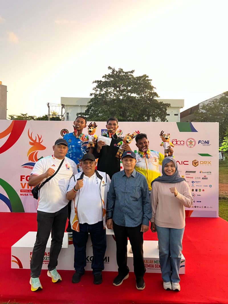 Atlet Yogihon Simalungun bersama pelatih Dr. Zikrur Rahmat, M.Pd, Cut Risna Arita, S.Pd Tim Dispora Aceh serta tim pendukung dari PERBOSI Aceh berfoto bersama usai menerima medali emas pada ajang Festival Olahraga Rekreasi Nasional (FORNAS) VII di Lombok, NTB. Suasana penuh kebanggaan dan haru mewarnai momen tersebut, menjadi bukti nyata kerja keras dan solidaritas tim Aceh di pentas nasional.