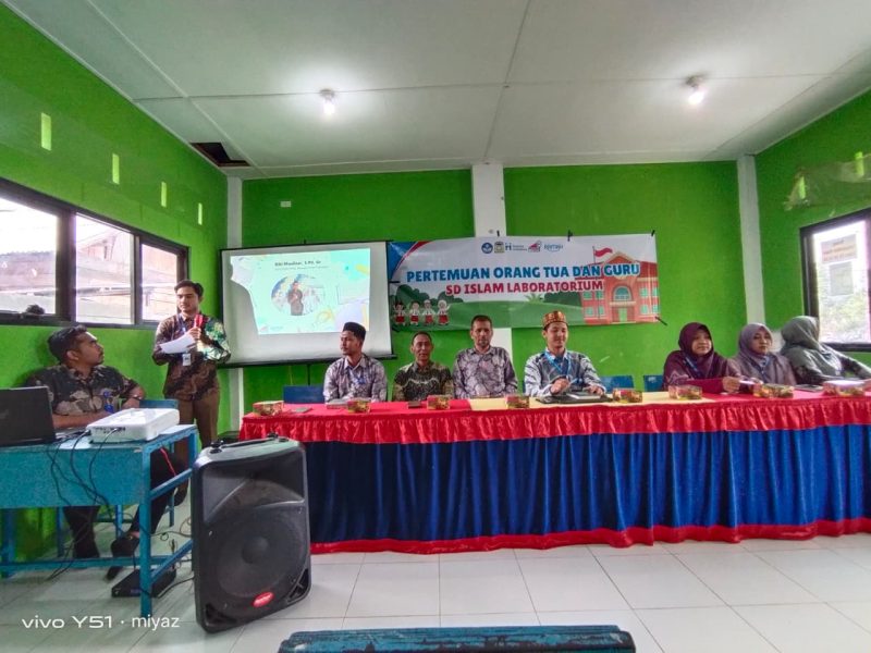 Jajaran pimpinan SD Islam PKPU Neuheun bersama guru kelas dan komite sekolah berfoto bersama seusai pertemuan wali murid kelas 1 di Aula Sekolah, Sabtu (16/8/2025)