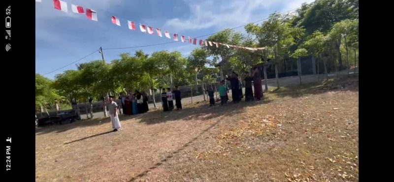 Para santri dan santriwati Dayah Babut Taqwa Al-Muhajirin mengikuti upacara HUT RI ke-80 dengan penuh khidmat di halaman dayah.