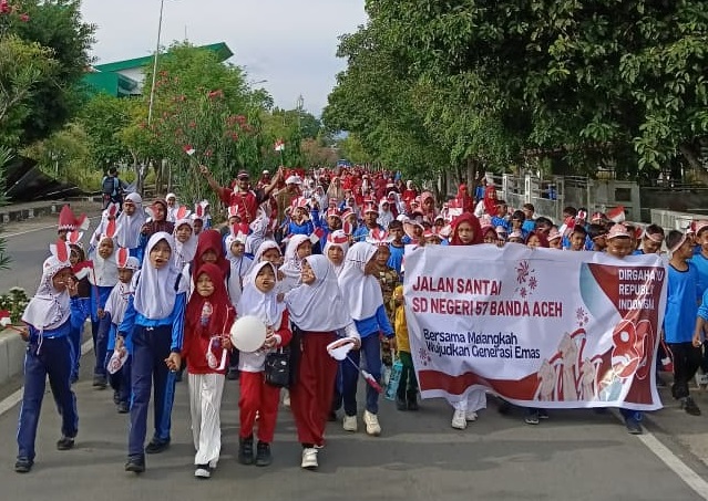 “Para siswa SDN 57 Banda Aceh bersama wali murid tampak antusias mengikuti jalan santai dalam rangka memeriahkan HUT RI ke-80, Sabtu (16/8/2025). Kegiatan ini berlangsung meriah dengan suasana penuh kebersamaan dan semangat kemerdekaan.”