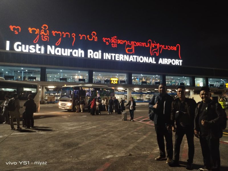Tiga tim ahli Qanun Keolahragaan Aceh, Dr. Muhammad Iqbal, M.Pd., AIFO., Dr. Anhar Nasution, S.H., M.H., dan Dr. Muslem Hamdani, M.A., saat tiba di Bandara Ngurah Rai, Bali, Senin (25/8/2025), sebelum memulai rangkaian uji materi