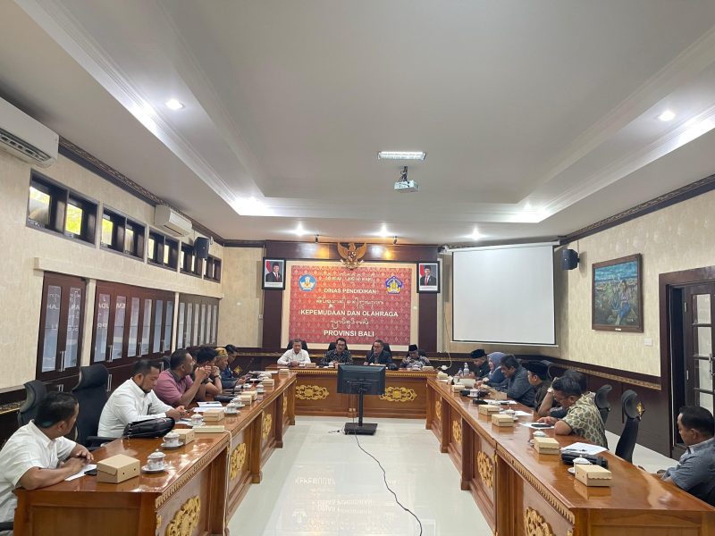 Bidik24.com – Bali. Rombongan Komisi VI DPRA bersama Tim Ahli Qanun Keolahragaan Aceh dan Kadispora Aceh, T. Mirzuan, MT beserta staf saat berfoto bersama jajaran Dinas Pendidikan, Kepemudaan, dan Olahraga (Disdikpora) Provinsi Bali usai pertemuan strategis di Kantor Disdikpora Bali, Selasa, 26 Agustus 2025