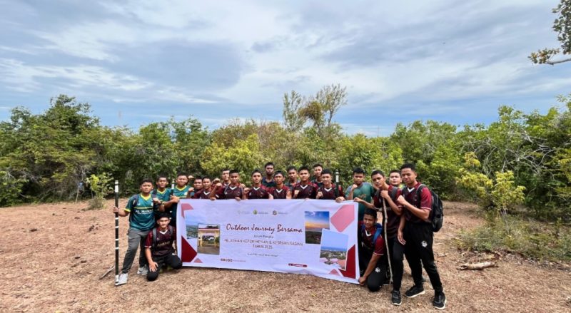 Di tengah perjalanan hiking di Bukit Tiongkok, para siswa Pesantren Almanar Aceh Besar menyempatkan diri berfoto bersama. Momen ini menjadi simbol kebersamaan, kekompakan, dan semangat santri dalam mengikuti kegiatan pembentukan karakter.