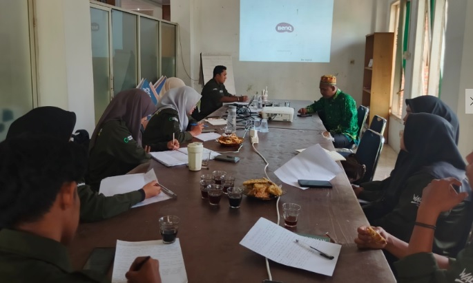 Dr. Tgk. Muslem Hamdani, MA bersama peserta SLA VII WALHI Aceh saat berdiskusi tentang fikih ekologi sebagai solusi krisis lingkungan global. Diskusi hangat ini menekankan pentingnya sinergi syariat Islam dan kearifan lokal Aceh dalam menjaga kelestarian alam