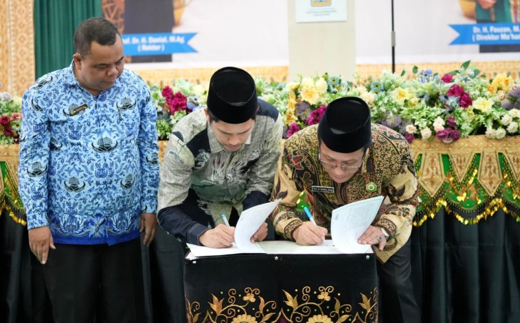 Rektor Universitas Islam Al-Aziziyah Indonesia (UNISAI) Samalanga, Dr. Tgk. Muhammad Abrar Azizi, M.Sos., dan Rektor Universitas Islam Negeri (UIN) Sultanah Nahrasiyah Lhokseumawe, Prof. Dr. Danial, M.Ag., menandatangani nota kesepahaman (MoU) tentang kerja sama penguatan tridarma perguruan tinggi di Kampus Pascasarjana UIN Sultanah Nahrasiyah Lhokseumawe, Senin (28/10/2025)