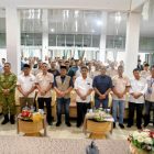 Bupati Aceh Besar H. Muharram Idris (Syech Muharram) bersama Wakil Bupati, unsur Forkopimda, pengurus KONI dan peserta saat menghadiri pembukaan Rakerkab KONI Aceh Besar Tahun 2026 di Gedung Dekranasda Aceh Besar, Sabtu (23/5/2026).