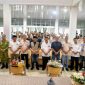 Bupati Aceh Besar H. Muharram Idris (Syech Muharram) bersama Wakil Bupati, unsur Forkopimda, pengurus KONI dan peserta saat menghadiri pembukaan Rakerkab KONI Aceh Besar Tahun 2026 di Gedung Dekranasda Aceh Besar, Sabtu (23/5/2026).