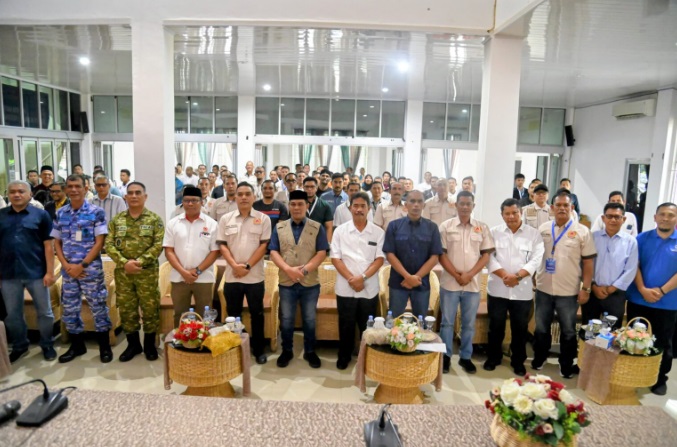 Bupati Aceh Besar H. Muharram Idris (Syech Muharram) bersama Wakil Bupati, unsur Forkopimda, pengurus KONI dan peserta saat menghadiri pembukaan Rakerkab KONI Aceh Besar Tahun 2026 di Gedung Dekranasda Aceh Besar, Sabtu (23/5/2026).