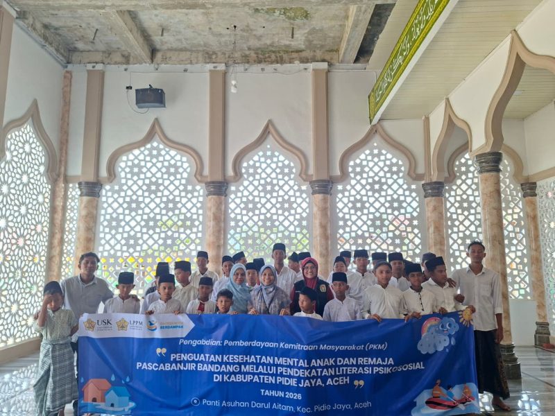 Keterangan Foto: Tim Pengabdian kepada Masyarakat (PkM) Universitas Syiah Kuala (USK) bersama anak dan remaja Yayasan Darul Aitam Pidie Jaya usai mengikuti kegiatan edukasi kesehatan mental, penguatan ketahanan diri, dan literasi pascabencana.