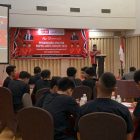Keterangan foto: Ir. H. Jufri Hasanuddin, M.M., Wakil Ketua Bidang Kaderisasi dan Pendidikan Politik Partai Aceh, saat memberikan sambutan sekaligus membuka secara resmi Seminar Kader bertema “Mencetak Kader yang Transformatif dan Tangguh Ideologi” di Hotel Grand Nanggroe, Banda Aceh, Selasa malam (27/10/2026).