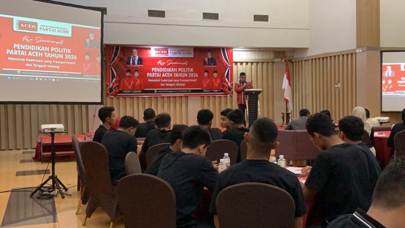 Keterangan foto: Ir. H. Jufri Hasanuddin, M.M., Wakil Ketua Bidang Kaderisasi dan Pendidikan Politik Partai Aceh, saat memberikan sambutan sekaligus membuka secara resmi Seminar Kader bertema “Mencetak Kader yang Transformatif dan Tangguh Ideologi” di Hotel Grand Nanggroe, Banda Aceh, Selasa malam (27/10/2026).