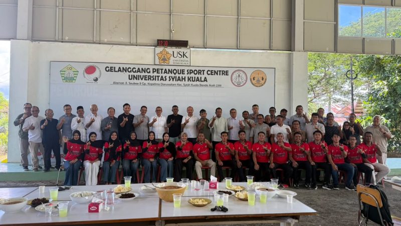 Keterangan Foto: Ketua Umum KONI Aceh, Saiful Bahri (Pon Yaya), bersama jajaran pengurus KONI Aceh, pimpinan USK dan FKIP USK, Pengprov FOPI Aceh, dosen JPOK FKIP USK, serta kontingen Petanque Aceh berfoto bersama usai acara pelepasan kontingen menuju Kejuaraan Nasional (Kejurnas) Petanque 2026 di Gelanggang Petanque Aceh, Banda Aceh, Jumat (9/10/2026).