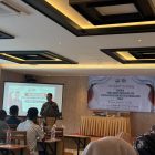 Keterangan gambar: Kadispora Aceh, T. Banta Nuzullah, membuka secara resmi Focus Group Discussion (FGD) Kedua penyusunan Desain Besar Olahraga Aceh (DBOA) di Aceh Seafood, Ulee Lheue, Banda Aceh, Kamis (15/10/2026). Kegiatan ini dihadiri oleh perwakilan 17 SKPA yang tergabung dalam tim koordinasi penyusunan DBOA.