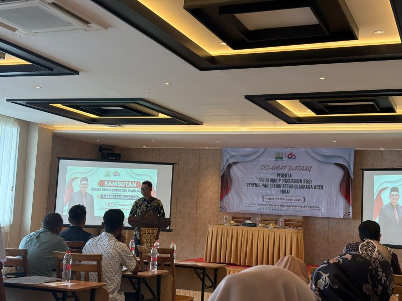 Keterangan gambar: Kadispora Aceh, T. Banta Nuzullah, membuka secara resmi Focus Group Discussion (FGD) Kedua penyusunan Desain Besar Olahraga Aceh (DBOA) di Aceh Seafood, Ulee Lheue, Banda Aceh, Kamis (15/10/2026). Kegiatan ini dihadiri oleh perwakilan 17 SKPA yang tergabung dalam tim koordinasi penyusunan DBOA.