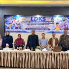 Keterangan Foto: Foto bersama pada hari pertama kegiatan LDKS SMAN 7 Banda Aceh di aula SMK, Sabtu (24/10/2026), bersama Tim Tank Outbound selaku pemateri, Kepala SMAN 7 Banda Aceh Dra. Nuriati, M.Pd., Pengawas Sekolah Nurjani, S.Pd., Wakil Kepala Sekolah Bidang Kesiswaan, Pembina OSIS, serta jajaran dewan guru SMAN 7 Banda Aceh.
