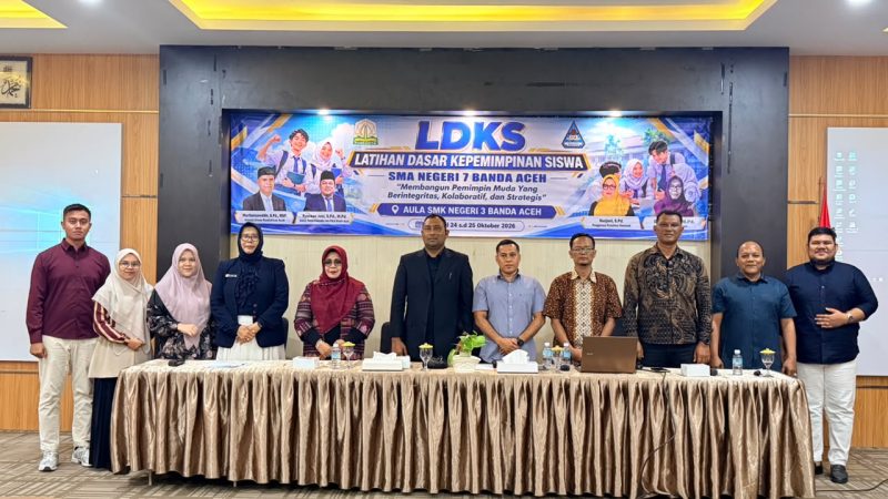 Keterangan Foto: Foto bersama pada hari pertama kegiatan LDKS SMAN 7 Banda Aceh di aula SMK, Sabtu (24/10/2026), bersama Tim Tank Outbound selaku pemateri, Kepala SMAN 7 Banda Aceh Dra. Nuriati, M.Pd., Pengawas Sekolah Nurjani, S.Pd., Wakil Kepala Sekolah Bidang Kesiswaan, Pembina OSIS, serta jajaran dewan guru SMAN 7 Banda Aceh.