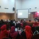 Keterangan foto: Narasumber Dr. Fajran didampingi moderator Armia saat menyampaikan materi tentang “Membangun Kader yang Militan, Berintegritas, dan Tangguh” dalam Seminar Kader Partai Aceh di Hotel Grand Nanggroe, Banda Aceh, Kamis (29/10/2026).