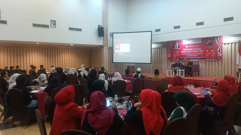 Keterangan foto: Narasumber Dr. Fajran didampingi moderator Armia saat menyampaikan materi tentang “Membangun Kader yang Militan, Berintegritas, dan Tangguh” dalam Seminar Kader Partai Aceh di Hotel Grand Nanggroe, Banda Aceh, Kamis (29/10/2026).